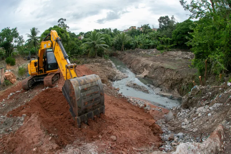 Manutenção preventiva é realizada na Rua Sargento Pedro após período de chuvas