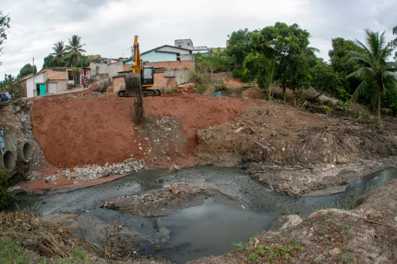 Manutenção preventiva é realizada na Rua Sargento Pedro após período de chuvas