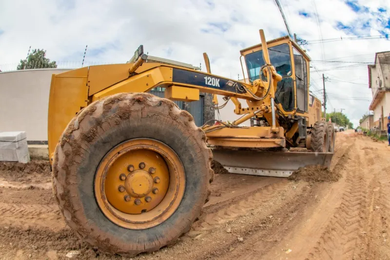 Prefeitura avança com pavimentações nas ruas de Teixeira de Freita