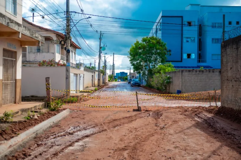 Prefeitura avança com pavimentações nas ruas de Teixeira de Freita
