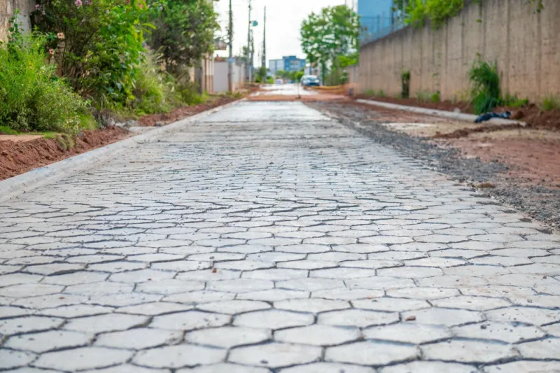 Prefeitura avança com pavimentações nas ruas de Teixeira de Freita