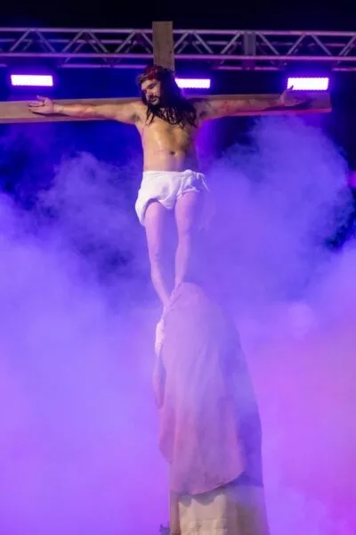 Encenação “A Paixão de Cristo” reúne grande público e fortalece cenário cultural em Teixeira de Freitas