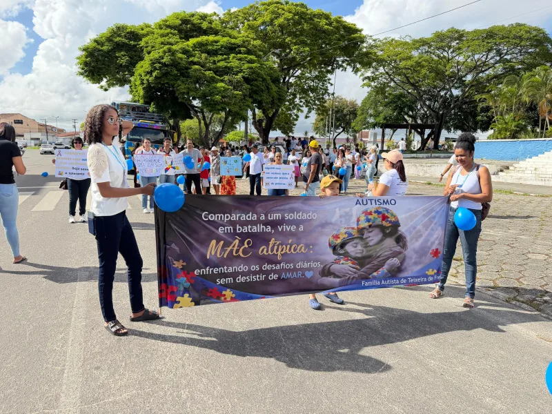 Caminhada pelo Autismo reúne famílias e levanta reivindicações por mais apoio em Teixeira de Freitas   