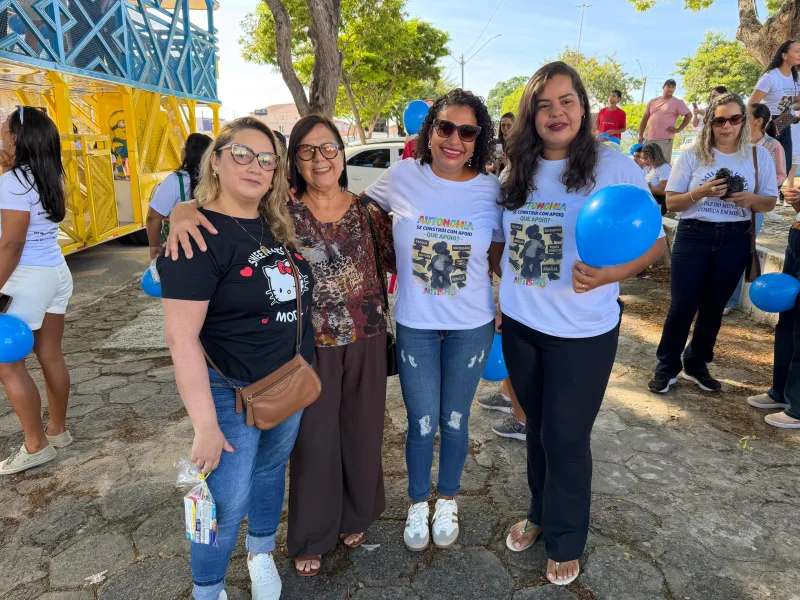 Caminhada pelo Autismo reúne famílias e levanta reivindicações por mais apoio em Teixeira de Freitas   