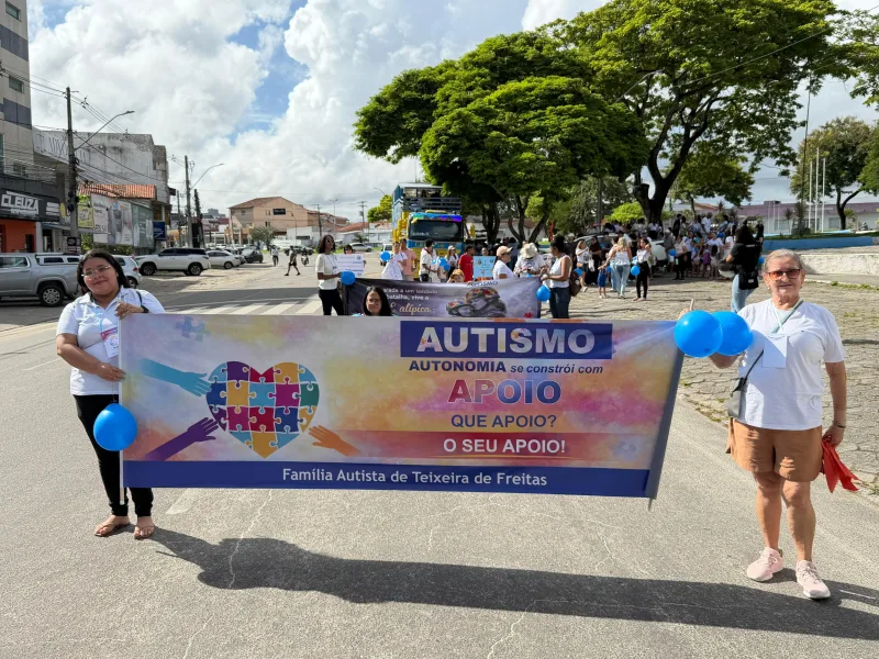 Caminhada pelo Autismo reúne famílias e levanta reivindicações por mais apoio em Teixeira de Freitas   