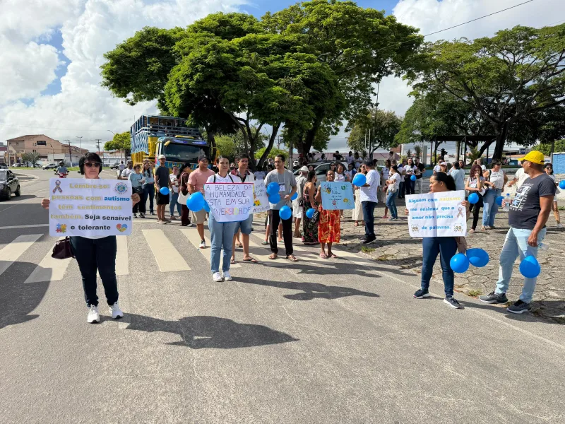Caminhada pelo Autismo reúne famílias e levanta reivindicações por mais apoio em Teixeira de Freitas   