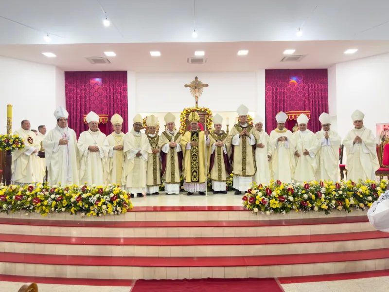 Com grande festa o 5º Bispo Diocesano toma posse em Teixeira de Freitas