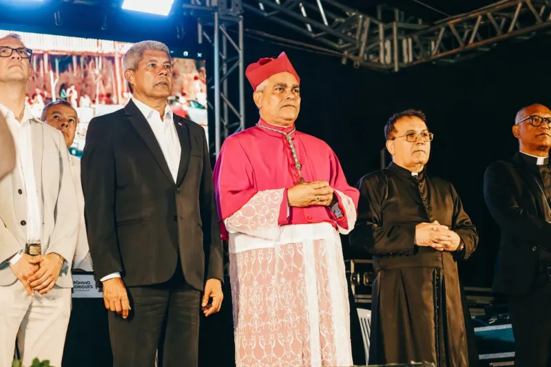 Com grande festa o 5º Bispo Diocesano toma posse em Teixeira de Freitas