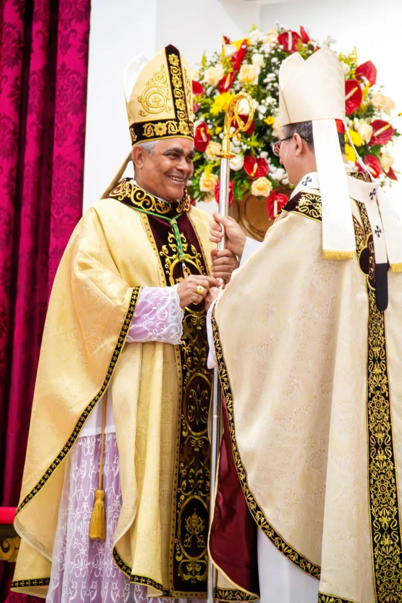Com grande festa o 5º Bispo Diocesano toma posse em Teixeira de Freitas