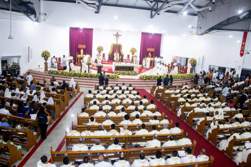 Com grande festa o 5º Bispo Diocesano toma posse em Teixeira de Freitas