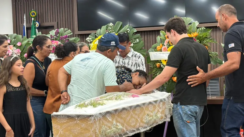 Últimas horas para despedida: velório de Ana Luíza Mateus segue durante a noite em Teixeira de Freitas