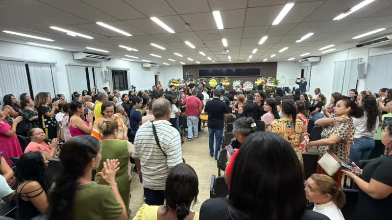 Últimas horas para despedida: velório de Ana Luíza Mateus segue durante a noite em Teixeira de Freitas