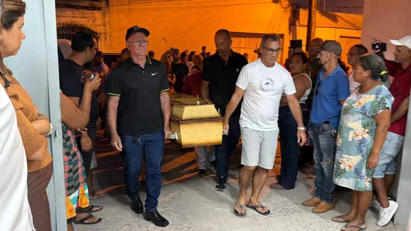 Últimas horas para despedida: velório de Ana Luíza Mateus segue durante a noite em Teixeira de Freitas