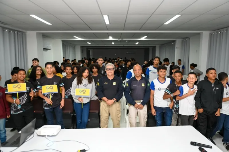 Prefeitura de Teixeira de Freitas e PRF fortalecem conscientização no trânsito nas escolas municipais Prefeitura de Teixeira de Freitas e PRF fortalecem conscientização no trânsito nas escolas municipais