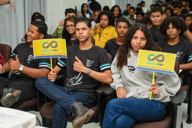 Prefeitura de Teixeira de Freitas e PRF fortalecem conscientização no trânsito nas escolas municipais Prefeitura de Teixeira de Freitas e PRF fortalecem conscientização no trânsito nas escolas municipais
