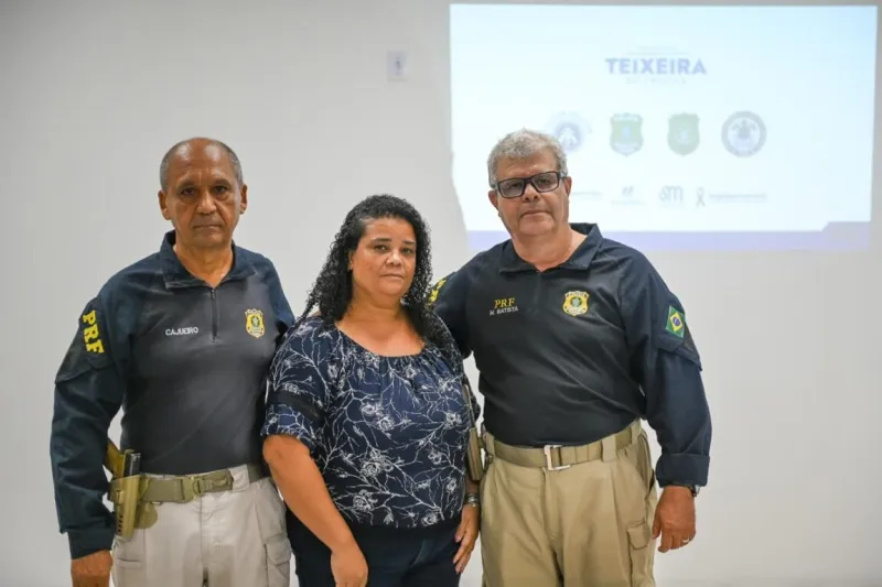 Prefeitura de Teixeira de Freitas e PRF fortalecem conscientização no trânsito nas escolas municipais Prefeitura de Teixeira de Freitas e PRF fortalecem conscientização no trânsito nas escolas municipais