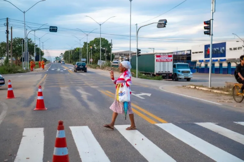 Novas sinalizações reforçam segurança nos cruzamentos da BR-101 em Teixeira de Freitas
