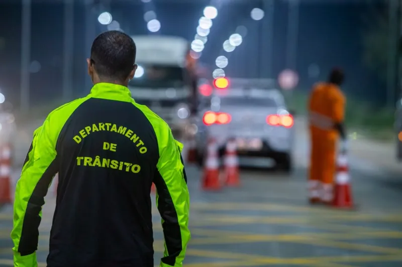 Novas sinalizações reforçam segurança nos cruzamentos da BR-101 em Teixeira de Freitas