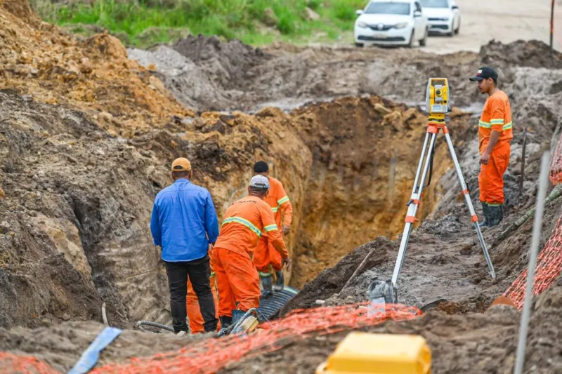 Obra de drenagem avança nas margens da BR-101