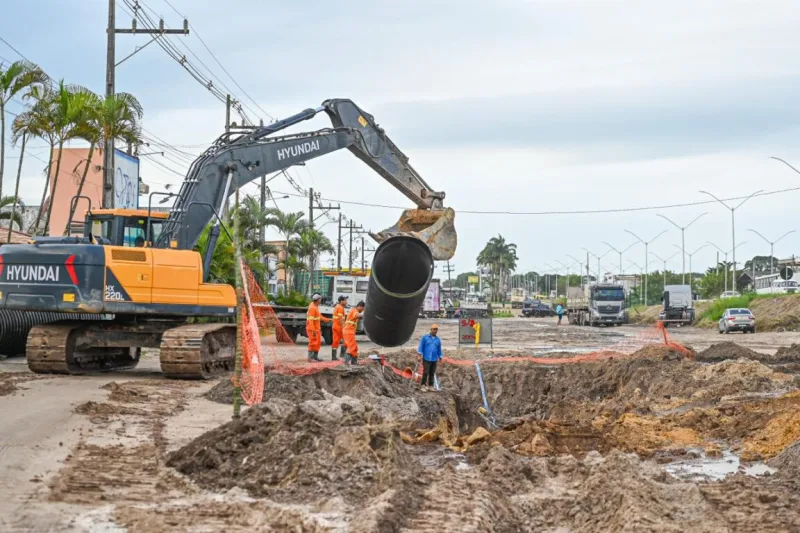 Obra de drenagem avança nas margens da BR-101 Obra de drenagem avança nas margens da BR-101