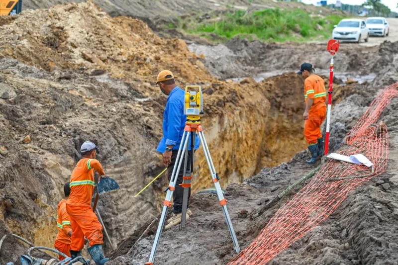 Obra de drenagem avança nas margens da BR-101 Obra de drenagem avança nas margens da BR-101