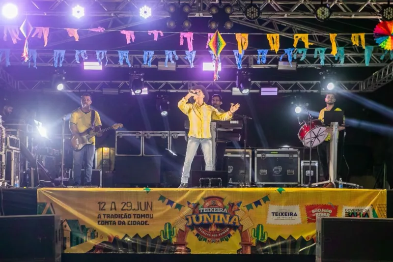 Teixeira Junina – Tradição nos Bairros reúne música, torcida e animação na Rua da Pituba Teixeira Junina – Tradição nos Bairros reúne música, torcida e animação na Rua da Pituba