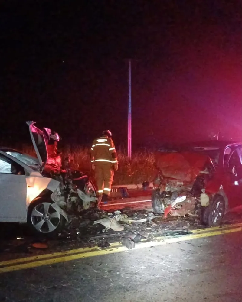 Grave acidente na madrugada desta sexta-feira na BR-101 deixa dois mortos em Teixeira de Freitas Grave acidente na madrugada desta sexta-feira na BR-101 deixa dois mortos em Teixeira de Freitas