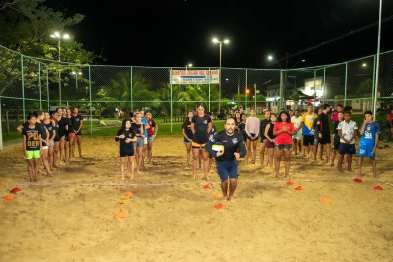 Jovens de 13 a 20 anos podem participar de aulas gratuitas de vôlei no Parque da Biquinha