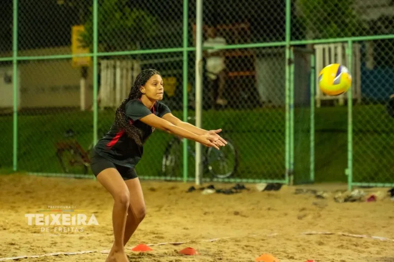 Jovens de 13 a 20 anos podem participar de aulas gratuitas de vôlei no Parque da Biquinha Jovens de 13 a 20 anos podem participar de aulas gratuitas de vôlei no Parque da Biquinha