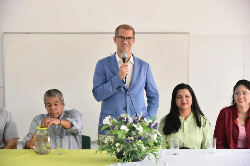 Sicoob Carlos Chagas entrega óculos a alunos de Teixeira de Freitas em ação do projeto “De Olho no Futuro” Sicoob Carlos Chagas entrega óculos a alunos de Teixeira de Freitas em ação do projeto “De Olho no Futuro”