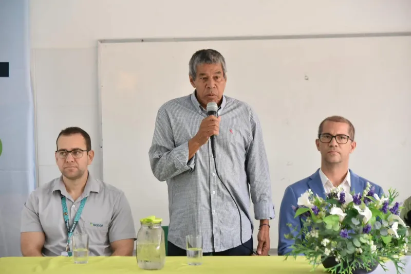 Sicoob Carlos Chagas entrega óculos a alunos de Teixeira de Freitas em ação do projeto “De Olho no Futuro” Sicoob Carlos Chagas entrega óculos a alunos de Teixeira de Freitas em ação do projeto “De Olho no Futuro”