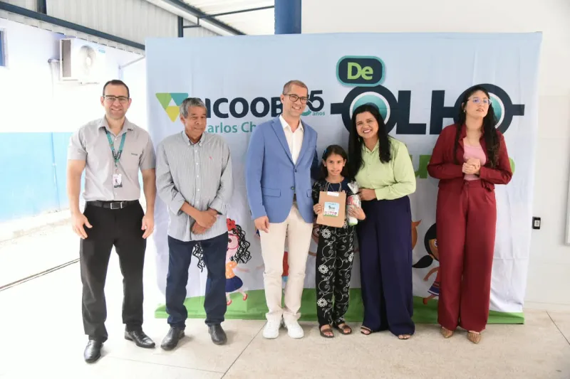 Sicoob Carlos Chagas entrega óculos a alunos de Teixeira de Freitas em ação do projeto “De Olho no Futuro” Sicoob Carlos Chagas entrega óculos a alunos de Teixeira de Freitas em ação do projeto “De Olho no Futuro”