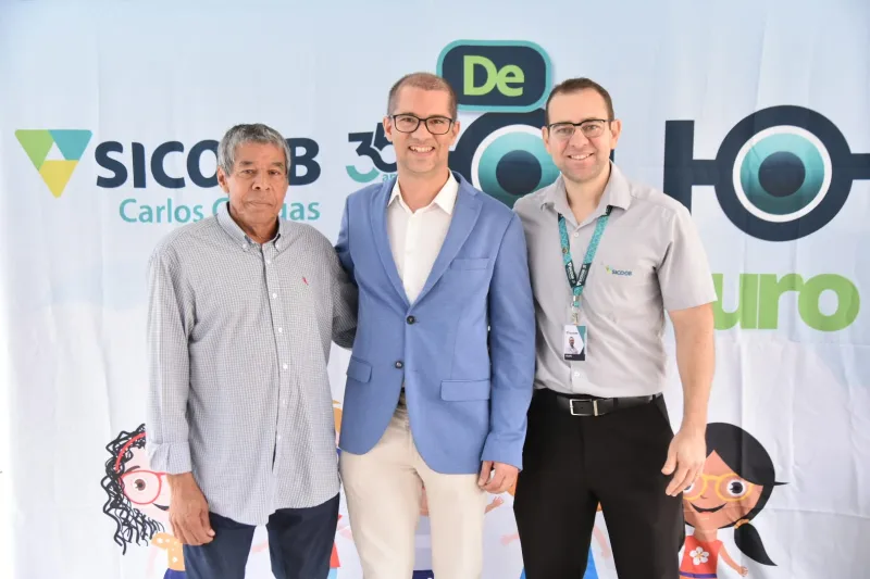 Sicoob Carlos Chagas entrega óculos a alunos de Teixeira de Freitas em ação do projeto “De Olho no Futuro” Sicoob Carlos Chagas entrega óculos a alunos de Teixeira de Freitas em ação do projeto “De Olho no Futuro”