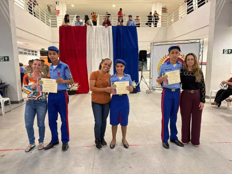 Alunos do Colégio Militar Anísio Teixeira são promovidos e recebem homenagens por desempenho no primeiro semestre Alunos do Colégio Militar Anísio Teixeira são promovidos e recebem homenagens por desempenho no primeiro semestre