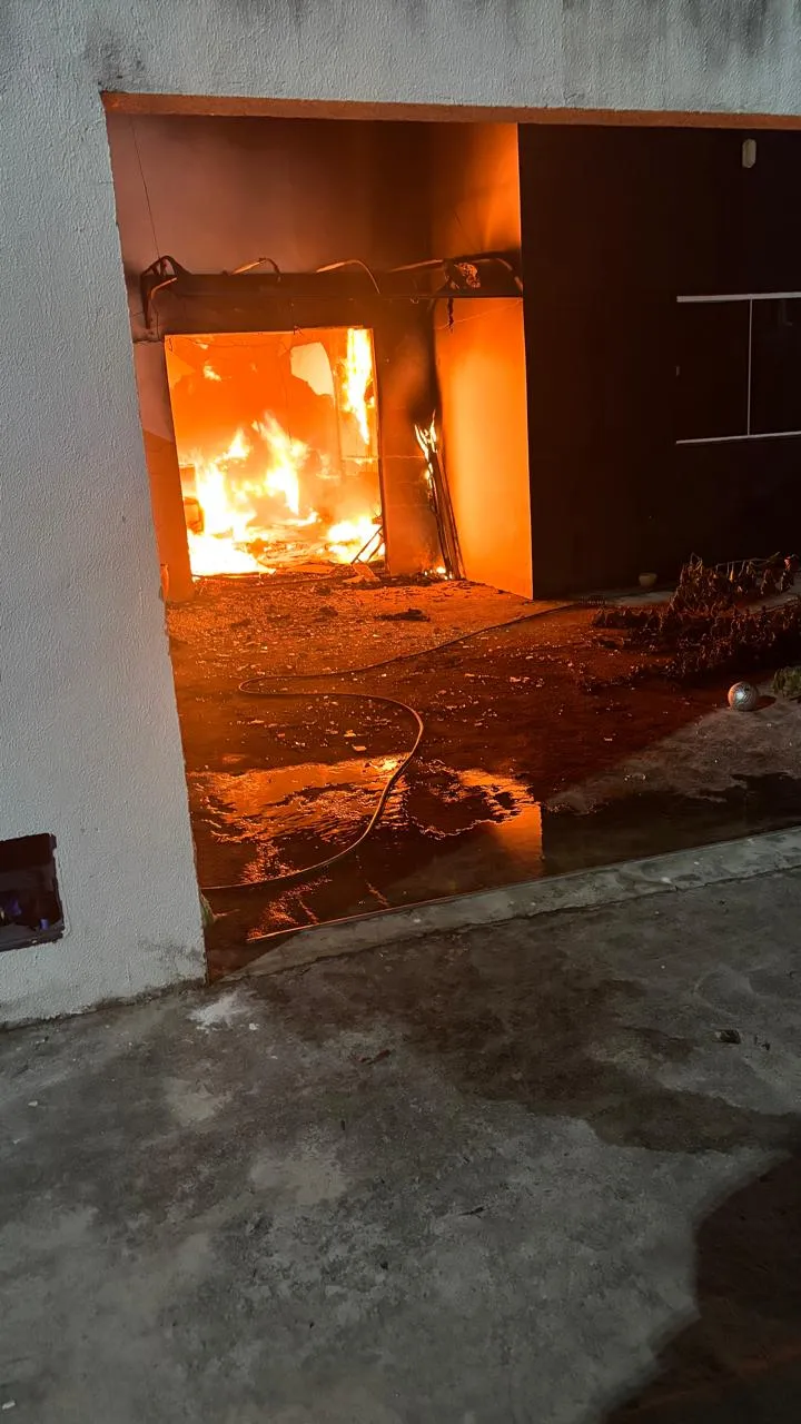 PMBA prende homem acusado de incendiar residência e agredir companheira em Teixeira de Freitas