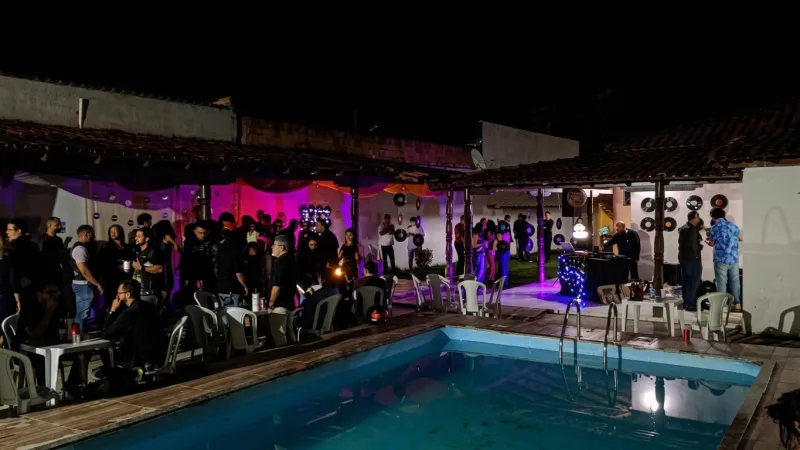 Uma viagem de volta aos anos 80: 2ª Noite do Vinil é sucesso em Teixeira de Freitas Uma viagem de volta aos anos 80: 2ª Noite do Vinil é sucesso em Teixeira de Freitas