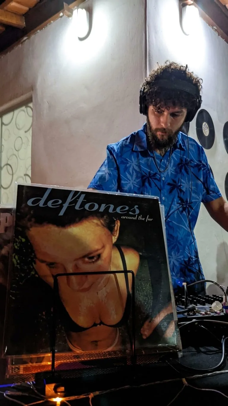 Uma viagem de volta aos anos 80: 2ª Noite do Vinil é sucesso em Teixeira de Freitas Uma viagem de volta aos anos 80: 2ª Noite do Vinil é sucesso em Teixeira de Freitas