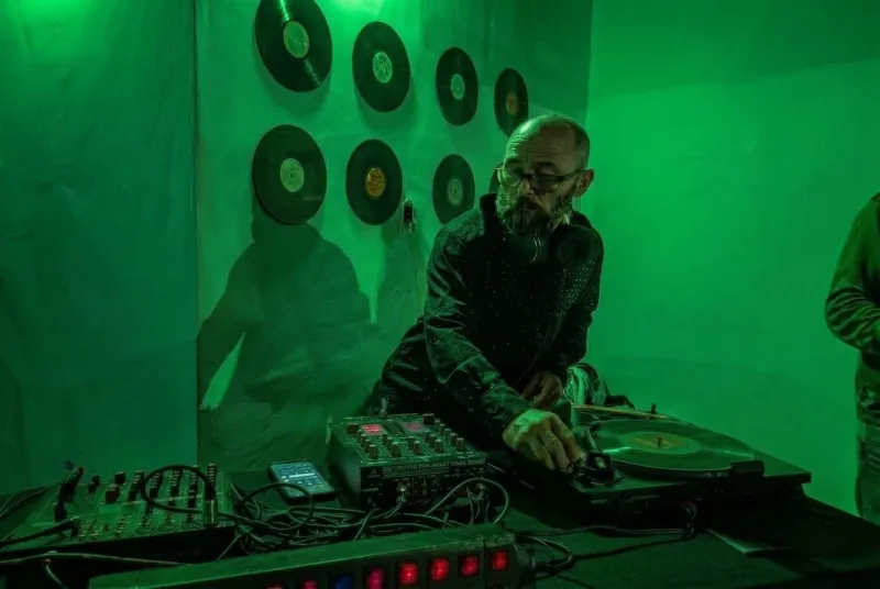 Uma viagem de volta aos anos 80: 2ª Noite do Vinil é sucesso em Teixeira de Freitas Uma viagem de volta aos anos 80: 2ª Noite do Vinil é sucesso em Teixeira de Freitas