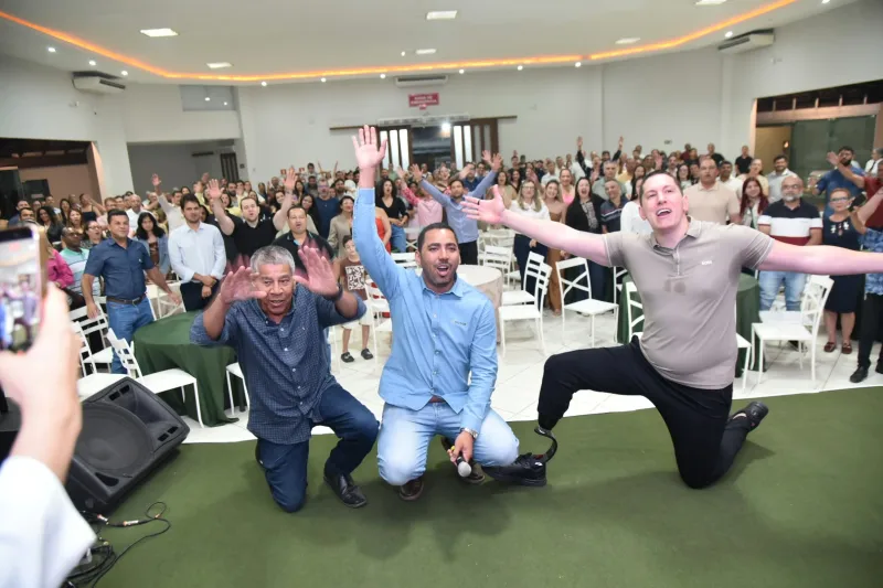 Sicoob Carlos Chagas celebra 35 anos com palestra de Jakson Follmann em Teixeira de Freitas Sicoob Carlos Chagas celebra 35 anos com palestra de Jakson Follmann em Teixeira de Freitas