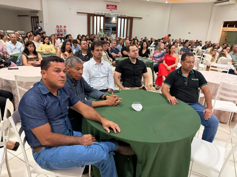 Sicoob Carlos Chagas celebra 35 anos com palestra de Jakson Follmann em Teixeira de Freitas Sicoob Carlos Chagas celebra 35 anos com palestra de Jakson Follmann em Teixeira de Freitas