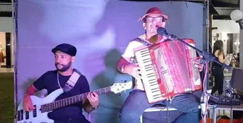 Wagner Rosa leva forró, identidade e nordestinidade à praça de alimentação do Shopping Teixeira Mall