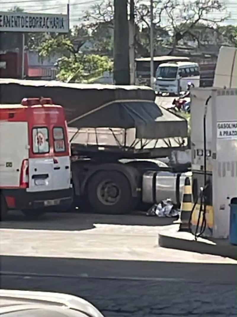 Homem morre atropelado após ficar deitado embaixo de caminhão em Teixeira de Freitas