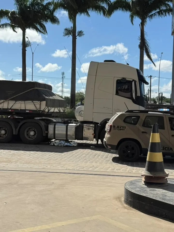 Homem morre atropelado após ficar deitado embaixo de caminhão em Teixeira de Freitas