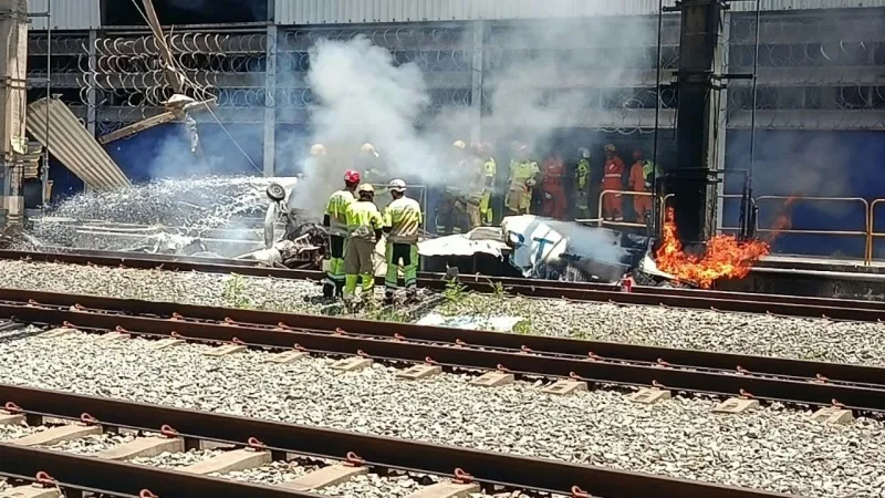 Avião cai em pátio do metrô de BH, na Estação São Gabriel; piloto morreu