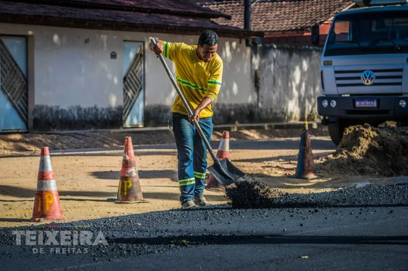Prefeitura realiza pavimentação da Avenida Panhossi, no Jardim Liberdade Prefeitura realiza pavimentação da Avenida Panhossi, no Jardim Liberdade