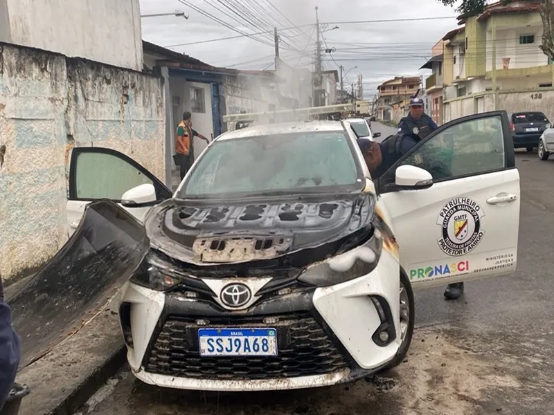 Viatura da Guarda Municipal pega fogo em frente à base da corporação em Teixeira de Freitas Viatura da Guarda Municipal pega fogo em frente à base da corporação em Teixeira de Freitas