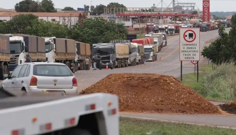Após governo endurecer regras, caminhoneiros desistem de greve