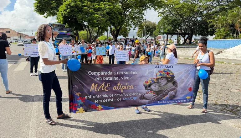 Caminhada pelo Autismo reúne famílias e levanta reivindicações por mais apoio em Teixeira de Freitas   