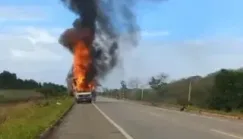 Caminhão da Simonetti é destruído por incêndio na BR-101, entre Teixeira e Itamaraju