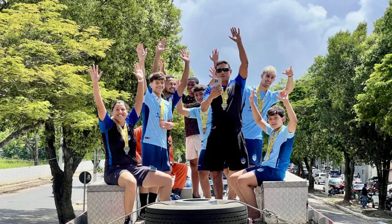 Chegada dos atletas que disputaram o Mundial de Futsal na Espanha é marcada por carreata e homenagem em Teixeira de Freitas